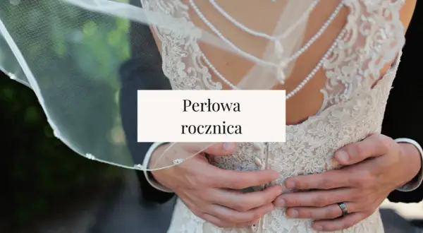 Para obejmuje się czule na tle sukni ślubnej z perełkami. To ich 30 rocznica ślubu, perłowa rocznica.