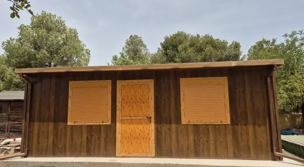 Modernas casas panel sandwich en Valencia, con acabado imitación madera y ventanas con persianas.