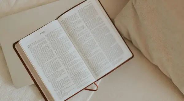 Otwarta Biblia, na której jest modlitwa ze słowem Bożym. Tekst w języku portugalskim, rozdział "João".