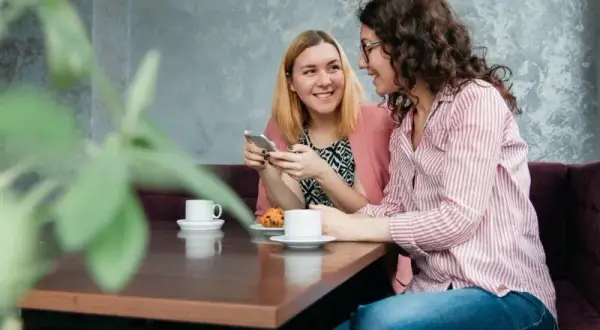Uniwersalne tematy do rozmowy: Jak zacząć i podtrzymać konwersację?