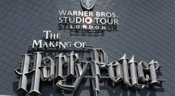 Warner Bros. Studio Tour London – The Making of Harry Potter. Wielkie, metalowe litery nazwy serii filmów zdobią fasadę budynku.