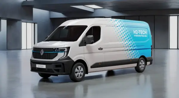 Biały van Renault Master 2 z niebieskim wzorem i napisem "H2-TECH HYDROGEN FUEL CELL" na boku, stojący w nowoczesnym wnętrzu.