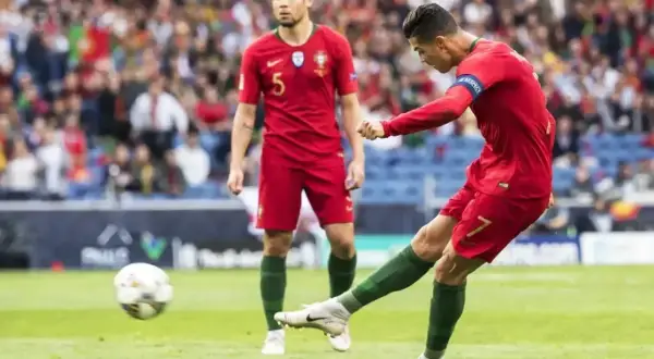 Piłkarz Portugalii Cristiano Ronaldo strzela gola w meczu przeciwko Szwajcarii.
