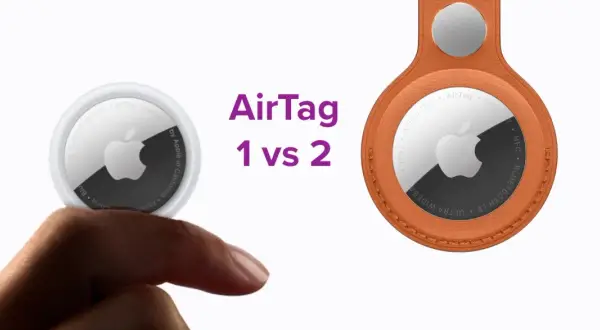Dwa lokalizatory Apple AirTag: jeden trzymany w dłoni, drugi w pomarańczowym etui. Dowiedz się, airtag co to jest i jakie ma funkcje.