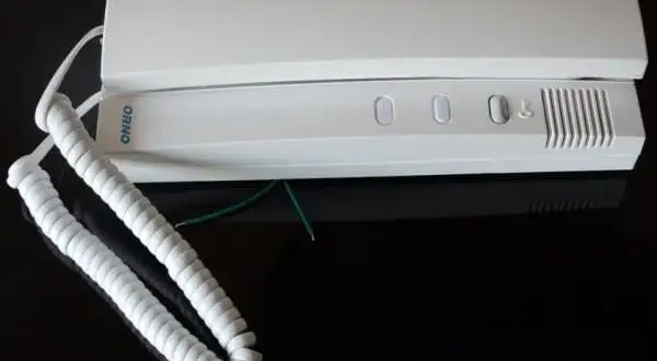 Jak podłączyć domofon Orno OR-AD-5002 - proste kroki i porady