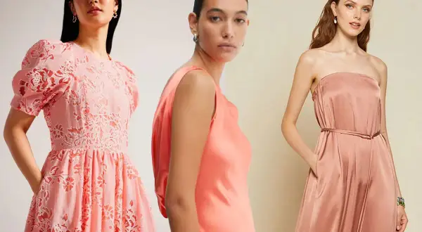 Tre donne indossano abiti eleganti in tonalità rosa pesca. Uno è un abito con pizzo floreale, un altro è un abito di seta monospalla, e il terzo è una tuta senza spalline.