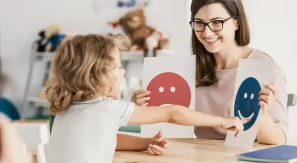 Terapia pedagogiczna w szkole: Czy Twoje dziecko jej potrzebuje?