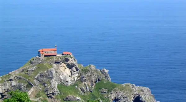 San Juan de Gaztelugatxe: kamienna wyspa z kościołem na szczycie, połączona z lądem krętymi schodami.