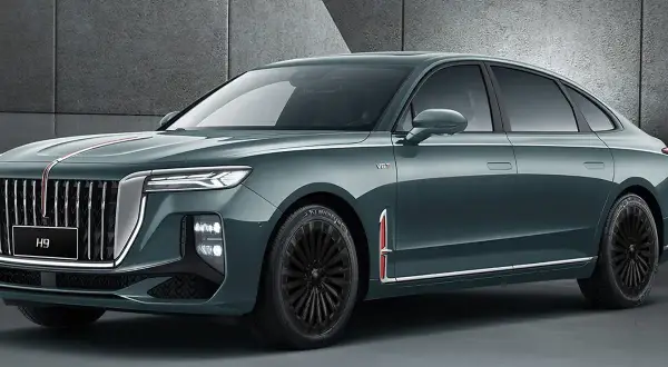 Elegancki, ciemnozielony Hongqi H9 z chromowanymi detalami i czarnymi felgami. Sprawdź, jaka jest hongqi h9 cena.