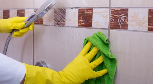 Jak usunąć kamień z kafelek - Skuteczne metody na limescale w domu