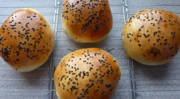 Jak podgrzać bułki do hamburgerów, aby uniknąć ich przesuszenia
