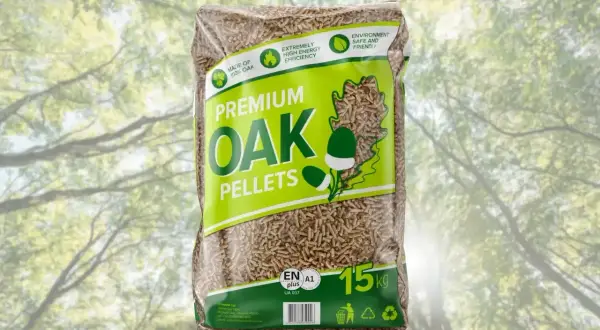 Worek z premium pelletem dębowym, 15 kg. Idealny wybór, jeśli zastanawiasz się, jaki pellet najlepszy dla ekologicznego i wydajnego ogrzewania.