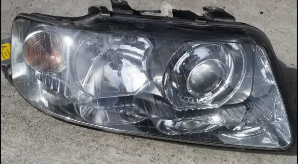 Reflektor przedni Audi A3 8L, gotowy do wymiany żarówki.