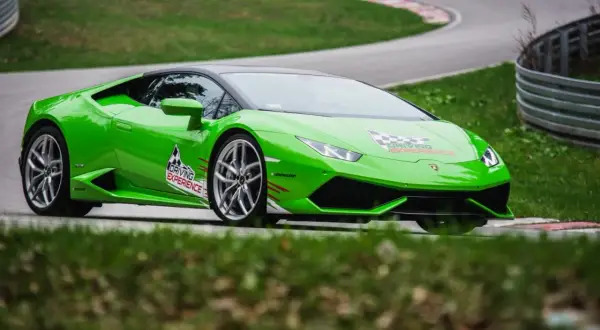 Zielone Lamborghini na torze wyścigowym, gotowe do ekscytującego przejazdu.