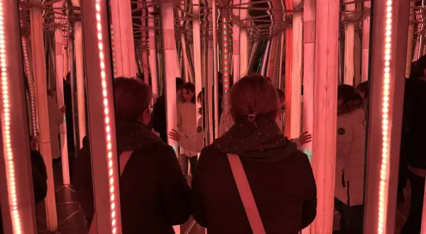 Wewnątrz infinity room w Krakowie, odbicia tworzą nieskończony labirynt.