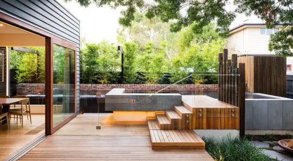 Modern deck with integrated seating and steps, part of stunning reformas de patios exteriores.