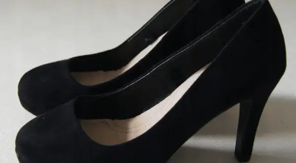 Buty wide fit co to znaczy i dlaczego warto je wybrać dla wygody stopy