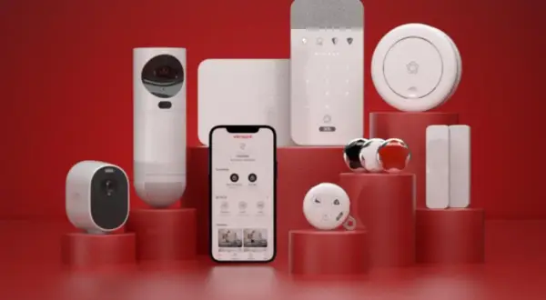 Système de sécurité domestique moderne avec caméras, détecteurs et application mobile pour éviter cambriolage.
