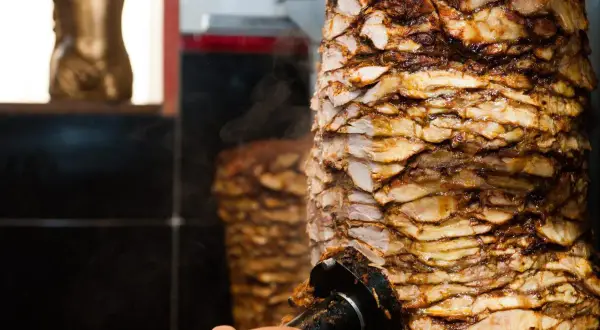 Kebab: Turecki czy niemiecki? Odkryj zaskakujące korzenie