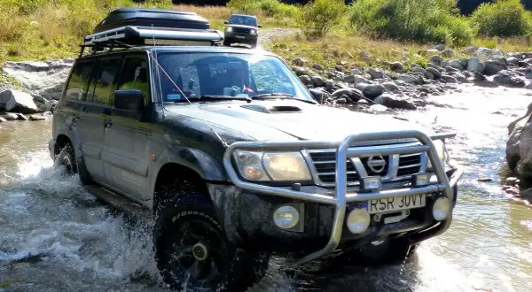 SUV w teren: Jaki wybrać? Poradnik eksperta na polskie bezdroża