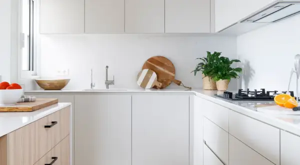 Cocinas modernas con encimeras blancas, armarios minimalistas y detalles en madera. Perfectas para un hogar contemporáneo.