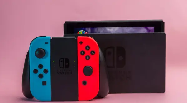 Joy-cony do Nintendo Switch i konsola. Dowiedz się, jak odinstalować grę na Nintendo Switch, by zwolnić miejsce.