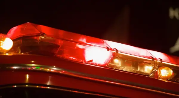Un gyrophare rouge clignotant sur un véhicule, signalant une urgence. Le gyrophare rouge signification est souvent liée aux services de secours.