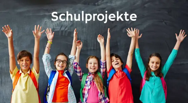 Fünf fröhliche Grundschüler mit Rucksäcken und erhobenen Armen vor einer Tafel, die "Schulprojekte" anzeigt.
