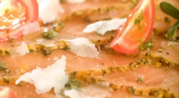 Pyszne carpaccio z łososia z pomidorkami, parmezanem i zielonym sosem do carpaccio.