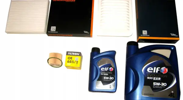 Zestaw części samochodowych: filtry powietrza, oleju i dwa oleje silnikowe Elf Evolution 900 SXR 5W-30. Idealny wybór, jaki olej do Toyoty Avensis 1.8 benzyna.