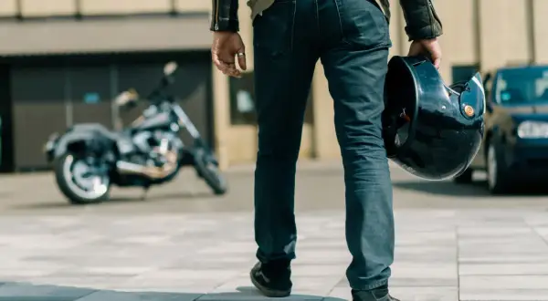 Jakie jeansy motocyklowe wybrać? Bezpieczeństwo i styl na drodze