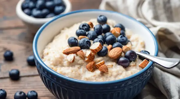 Haferflocken mit Blaubeeren und Mandeln, ein leckeres Frühstück für Muskelaufbau.