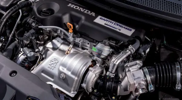Silnik Honda z technologią Earth Dreams. Czy on to diesel? Skomplikowana konstrukcja z turbosprężarką i licznymi przewodami.