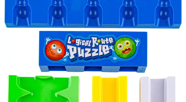 Kolorowe klocki i plansza z potworkami do gry Logical Route Puzzle, idealne dla dzieci z aspergerem, rozwijające logiczne myślenie.