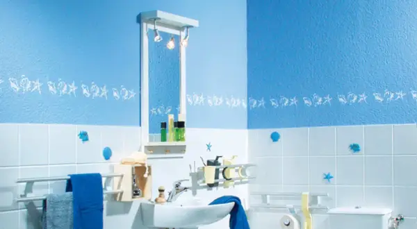 Badezimmer mit blauem Motiv und selbstgebauter Spiegelbeleuchtung.