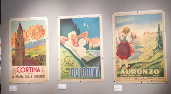 Tre manifesti vintage di una collezione salce promuovono le Dolomiti: Cortina, una donna rilassata e una bambina con fiori ad Auronzo.