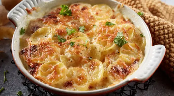 Zapiekanka ziemniaczana Ewy Wachowicz z pieczarkami: Jak zrobić idealną?