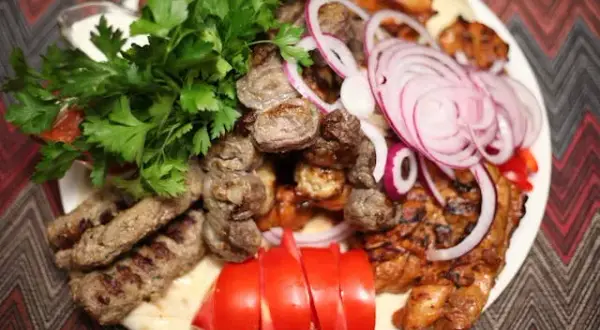 Iskender kebab: co to? Odkryj prawdziwy smak Turcji na talerzu