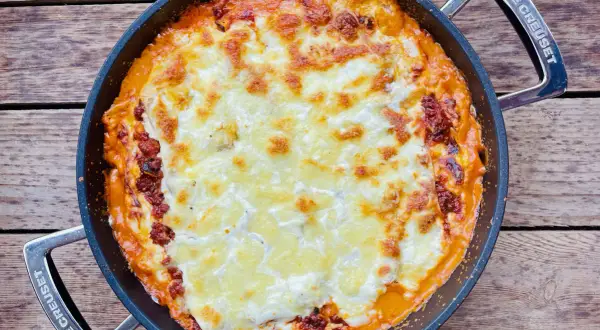 Herzhafte One Pot Lasagne in einer Pfanne, goldbraun überbacken mit geschmolzenem Käse. Perfekt für einen gemütlichen Abend.