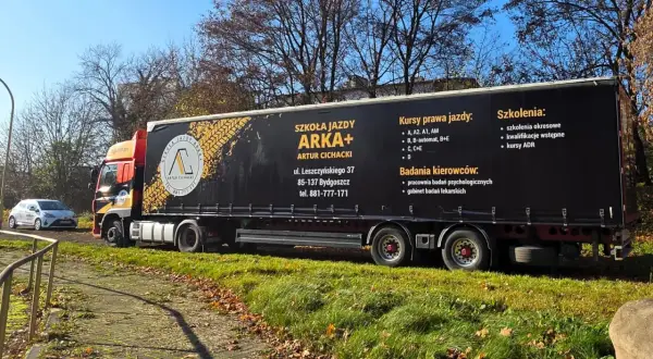 Ciężarówka szkoły jazdy ARKA+ oferuje kursy na kategorie A, B, C, C+E i D.