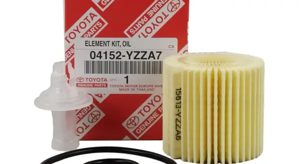 Oryginalny zestaw filtra oleju Toyota 04152-YZZA7, idealny do Toyoty Yaris 1.3 benzyna. W zestawie filtr, uszczelki i adapter.