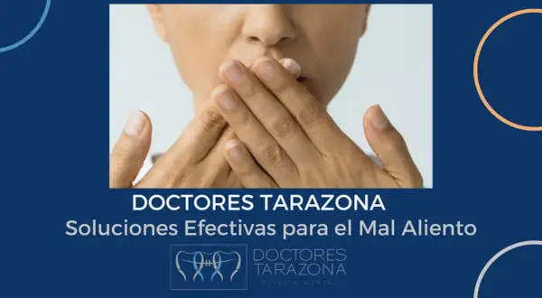 Manos cubriendo boca, sugiriendo preocupación por el mal aliento. Doctores Tarazona ofrece soluciones efectivas.