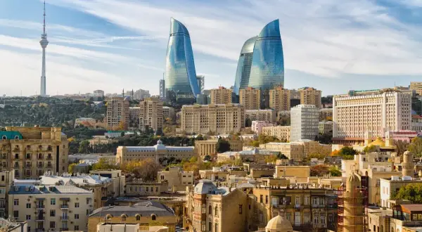 Widok na nowoczesne wieżowce i zabytkową architekturę Baku. Idealne miejsce na wycieczkę do Azerbejdżanu.