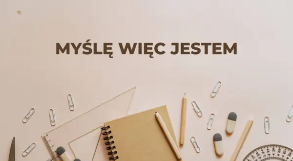 Na tle przyborów szkolnych, takich jak ołówek, linijka i zeszyt, widnieje napis "Myślę więc jestem".