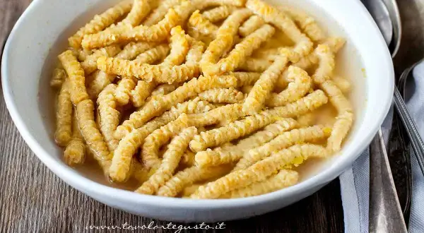 Passatelli marchigiani in brodo, un classico della cucina italiana. La ricetta perfetta per un piatto confortante.