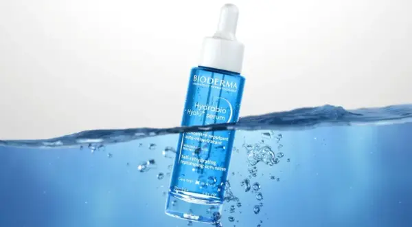 Sérum Hydrabio de Bioderma, avec acide hyaluronique, plongé dans l'eau. Avis dermatologue : hydratation intense.