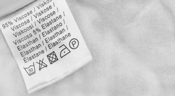 Etichetta di un capo in 95% viscosa, che si allarga per mostrare le istruzioni di lavaggio.