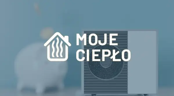 Dom z ikoną ciepła i napisem "MOJE CIEPŁO" obok jednostki zewnętrznej pompy ciepła. W tle skarbonka.