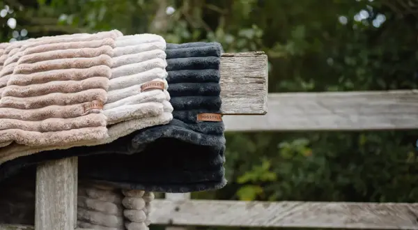Weiche Hundedecken in Beige, Creme und Grau, bereit für die hundedecke waschen.