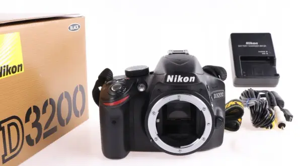 Nikon D3200 w czarnym kolorze, z pudełkiem i akcesoriami. Wiele pozytywnych nikon d3200 opinie potwierdza jego jakość.